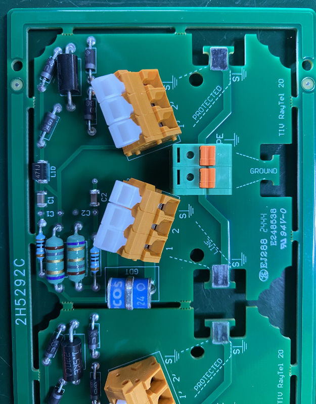電気通信機器 0.05mm の LW/LS Min. と黒いシルクスクリーン色 の銅製 PCB