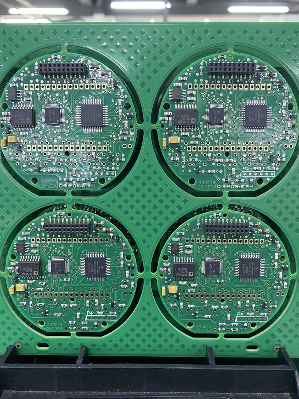 最小ボールスペース0.3mm、ピッチ0.5mm未満の産業用PCB製造プロセス、最大PCBサイズ600 x 1200mm、複雑なPCBレイアウトに最適化